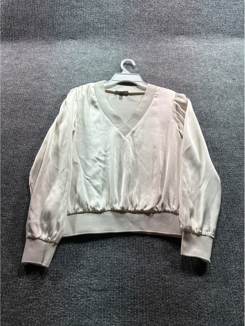 Express Women's Ivory V-Neck Long Sleeve Blouse XS
